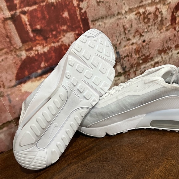 NEW NIKE AIR MAX 2090 SIZE MEN 10  / WOMEN 11.5 - Picture 3 of 8